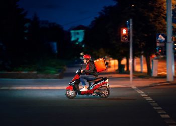 Nova aposta de empresas, "delivery para notívago" vai de chinelos a joias