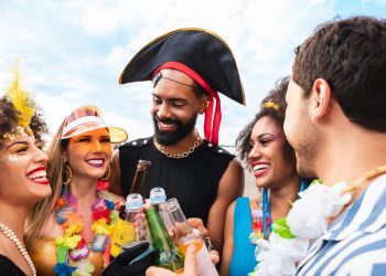 Cervejarias apostam em brindes no retorno do carnaval às ruas