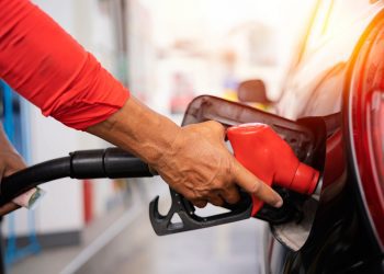 Preço médio da gasolina nas bombas cai novamente