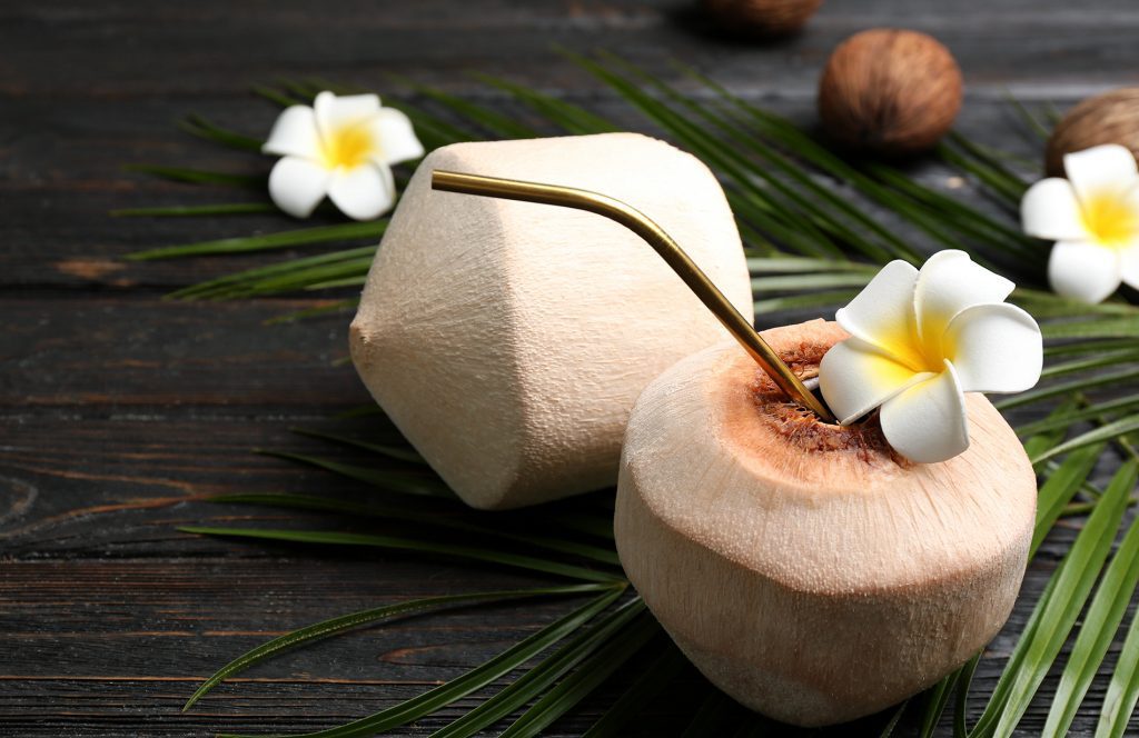 Água de coco na fruta descascada tenta seduzir consumidor