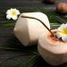 Água de coco na fruta descascada tenta seduzir consumidor