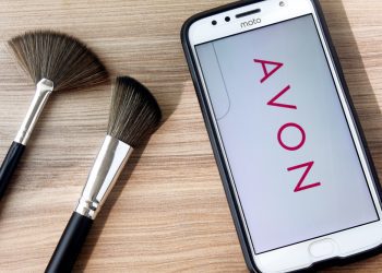 Avon estreia no varejo farmacêutico com presença em 360 lojas da Drogaria Araujo