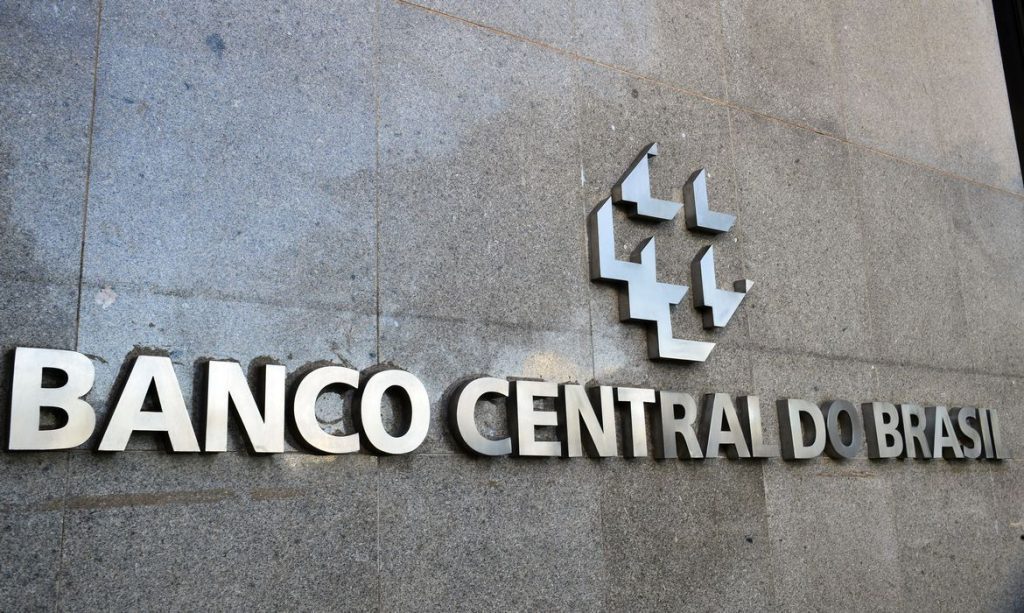 Com alta do dólar e dos gastos públicos, Banco Central avalia subir juros