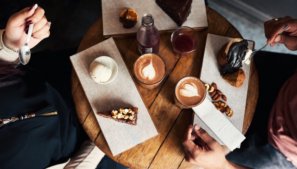 Brasileiro toma de 2 a 3 doses de café por dia e gasta R$ 27,99 em cada ida às cafeterias