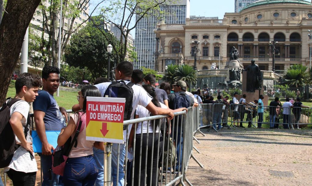 Taxa de desemprego é maior entre mulheres e negros, diz IBGE