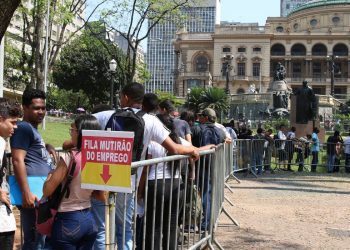 Taxa de desemprego é maior entre mulheres e negros, diz IBGE