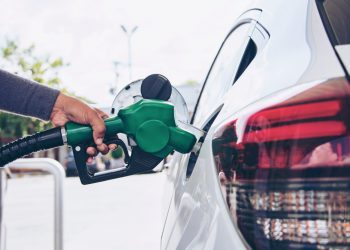 Espaço para queda da gasolina se acentua; queda poderia ser de R$ 0,46 o litro, diz Abicom