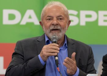 Lula diz que não vai vender Petrobras e Correios e critica privatização da Eletrobras