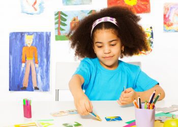 Editora MOL, PBKIDS e Ri Happy estimulam o interesse por ciência e arte em novos produtos sociais