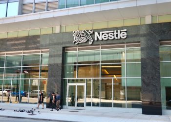 Nestlé vai remover corantes sintéticos de alimentos e bebidas nos EUA até meados de 2026