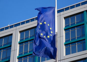 UE pressiona Google, Meta, Tiktok e outros a identificarem conteúdos gerados por IA