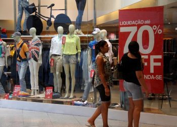 Comércio encerra semestre com pior nível de confiança em 2 anos
