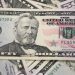 Dólar volta à casa dos R$ 5,80 depois de sequência de quedas; ontem, cotação chegou a R$ 5,77