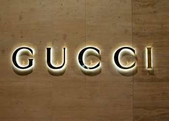 Conglomerado dono da Gucci compra 30% da grife Valentino
