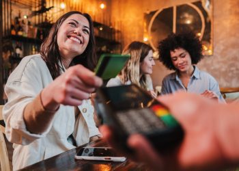 Restaurantes devem manter preços, mesmo com a redução do IPCA: saiba por quê
