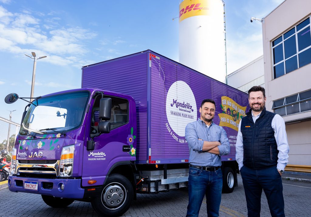 É a primeira vez que DHL Supply Chain e Mondelez utilizam veículos elétricos refrigerados na malha de distribuição