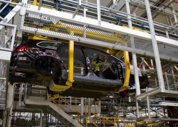 EUA: sindicato pressiona montadoras de carros por aumento salarial de 40%