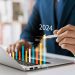 A previsão do mercado financeiro para o crescimento da economia brasileira neste ano subiu de 2,68% para 2,96%. A estimativa está no Boletim Focus desta segunda-feira (16), pesquisa divulgada semanalmente pelo Banco Central (BC) com a projeção para os principais indicadores econômicos. A revisão de 0,28 ponto percentual para cima ocorre após a divulgação do Produto Interno Bruto (PIB - a soma dos bens e serviços produzidos no país) do segundo trimestre do ano, que surpreendeu e subiu 1,4% em comparação ao primeiro trimestre. De acordo com o Instituto Brasileiro de Geografia e Estatística (IBGE), na comparação com o segundo trimestre de 2023, a alta foi de 3,3%. Para 2025, a expectativa para o PIB permaneceu em 1,9. Para 2026 e 2027, o mercado financeiro também projeta expansão do PIB em 2%, para os dois anos. Em 2023, também superando as projeções, a economia brasileira cresceu 2,9%, com um valor total de R$ 10,9 trilhões, de acordo com o IBGE. Em 2022, a taxa de crescimento havia sido 3%. A previsão de cotação do dólar está em R$ 5,40 para o fim deste ano. No fim de 2025, a previsão é que a moeda norte-americana fique em R$ 5,35. Inflação Nesta edição do Focus, a previsão para o Índice Nacional de Preços ao Consumidor Amplo (IPCA) – considerada a inflação oficial do país – em 2024 passou de 4,3% para 4,35%. Para 2025, a projeção da inflação ficou em 3,95%. Para 2026 e 2027, as previsões são de 3,61% e 3,5%, respectivamente. A estimativa para 2024 está acima da meta de inflação, mas ainda dentro de tolerância, que deve ser perseguida pelo BC. Definida pelo Conselho Monetário Nacional (CMN), a meta é de 3% para este ano, com intervalo de tolerância de 1,5 ponto percentual para cima ou para baixo. Ou seja, o limite inferior é 1,5% e o superior 4,5%. A partir de 2025, entrará em vigor o sistema de meta contínua e, assim, o CMN não precisa mais definir uma meta de inflação a cada ano. O colegiado fixou o centro da meta contínua em 3%, com margem de tolerância de 1,5 ponto percentual para cima ou para baixo. Em agosto, puxado principalmente pelas quedas de preços em alimentos e despesas com habitação, houve deflação de 0,02% no país, após o IPCA ter registrado inflação de 0,38% em julho. De acordo com o IBGE, em 12 meses, o IPCA acumula 4,24%. Taxa de juros Para alcançar a meta de inflação, o Banco Central usa como principal instrumento a taxa básica de juros, a Selic, definida em 10,5% ao ano pelo Comitê de Política Monetária (Copom). Diante de um ambiente externo adverso e do aumento das incertezas econômicas, na última reunião, no fim de julho, o BC decidiu pela manutenção da Selic, pela segunda vez seguida, após um ciclo de sete reduções que foi de agosto de 2023 a maio de 2024. De março de 2021 a agosto de 2022, o Copom elevou a Selic por 12 vezes consecutivas, em um ciclo de aperto monetário que começou em meio à alta nos preços de alimentos, energia e combustíveis. Por um ano, de agosto de 2022 a agosto de 2023, a taxa foi mantida em 13,75% ao ano, por sete reuniões seguidas. Com o controle dos preços, o BC passou a realizar os cortes na Selic. Antes do início do ciclo de alta, em março de 2021, a Selic tinha sido reduzida para 2% ao ano, no nível mais baixo da série histórica iniciada em 1986. Por causa da contração econômica gerada pela pandemia de covid-19, o Banco Central tinha derrubado a taxa para estimular a produção e o consumo. O índice ficou no menor patamar da história de agosto de 2020 a março de 2021. A próxima reunião do Copom está marcada para esta terça-feira (17) e quarta-feira (18). Para o mercado financeiro, a Selic deve subir novamente para 10,75% ao ano nesta reunião e encerrar 2024 em 11,25% ao ano. Para o fim de 2025, a estimativa é que a taxa básica caia para 10,5% ao ano. Para 2026 e 2027, a previsão é que ela seja reduzida, novamente, para 9,5% ao ano e 9% ao ano, respectivamente. Quando o Copom aumenta a taxa básica de juros a finalidade é conter a demanda aquecida, e isso causa reflexos nos preços porque os juros mais altos encarecem o crédito e estimulam a poupança. Mas, além da Selic, os bancos consideram outros fatores na hora de definir os juros cobrados dos consumidores, como risco de inadimplência, lucro e despesas administrativas. Desse modo, taxas mais altas também podem dificultar a expansão da economia. Quando a taxa Selic é reduzida, a tendência é que o crédito fique mais barato, com incentivo à produção e ao consumo, reduzindo o controle sobre a inflação e estimulando a atividade econômica.