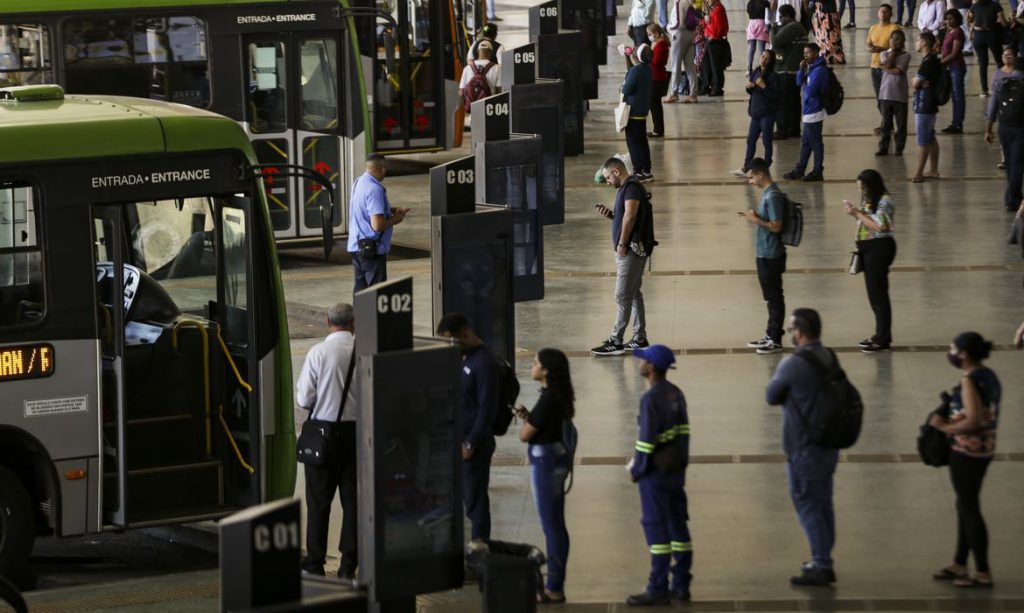 Setor de serviços cresce 0,5% em julho e acumula alta de 6% em 12 meses