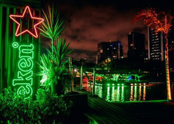 Heineken inaugura bar flutuante no Rio Pinheiros, em São Paulo