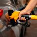 Gasolina está R$ 0,11 mais cara no Brasil do que no exterior; diesel, R$ 0,44 mais barato