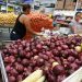 Com recuo de alimentos, inflação acumulada é menor para os mais pobres