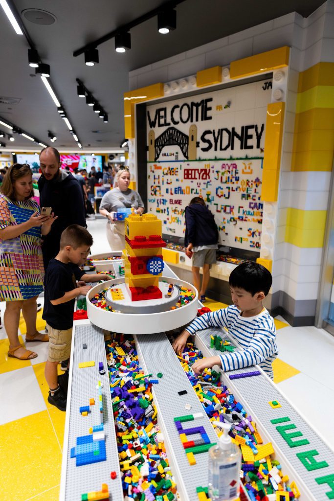 A Lego escolheu o coração comercial da cidade de Sidney, uma das mais importantes da Austrália, para abrir a sua maior loja no mundo.