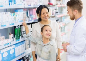 Quatro em dez brasileiros compram artigos de perfumaria em farmácias