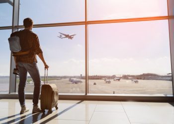 Inflação de outubro fica em 0,24%, puxada pelas passagens aéreas