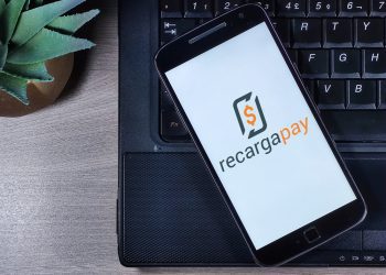 O super app RecargaPay anuncia a expansão de sua Conta PJ, agora acessível para todas as empresas com o Cadastro Nacional da Pessoa Jurídica (CNPJ). Com a novidade, empreendedores de todos os segmentos e tamanhos, sejam pequenas, médias ou grandes empresas, além de associações e entidades com ou sem fins lucrativos, poderão abrir uma conta gratuita no aplicativo e acessar uma série de benefícios exclusivos. Entre eles, ganhos extras no pagamento de contas e boletos e um bônus diário de 106% do CDI. O app permite ainda o gerenciamento e a emissão simplificada de documentações, como o imposto DAS, agregando mais praticidade, economia e segurança no dia a dia dos clientes. A expansão da Conta PJ do RecargaPay acompanha o crescimento do empreendedorismo no Brasil, que registrou a abertura de 2,8 milhões de pequenas empresas entre janeiro e agosto de 2024, segundo dados do Sebrae. Em 2023, por exemplo, o número de clientes com perfil de pessoa jurídica do RecargaPay também avançou: no último ano, o app viu o número de clientes com CNPJ triplicar. Inicialmente voltado apenas para Microempreendedores Individuais (MEIs) e Empresário Individual (EI), o portfólio de soluções financeiras da empresa para o público PJ agora atende também os modelos de negócios em Sociedade LTDA, Sociedade Limitada Unipessoal (SLU), Sociedade Simples e Sociedade Anônima (SA). “A missão do RecargaPay é simplificar a vida dos empreendedores, independentemente do tamanho do negócio. A expansão da Conta PJ é um reflexo desse trabalho de mais de uma década no mercado. Queremos continuar apoiando os empreendedores brasileiros com uma solução financeira prática, segura e conveniente. Eles precisam focar no que realmente importa: cuidar do negócio, fazer ele crescer”, comenta Wenceslao Frers, Senior VP de PJ do RecargaPay. Com a nova fase do serviço, o RecargaPay passa a oferecer benefícios que vão além do óbvio para novos perfis de empreendedores, como o Pix QR Code sem custos, uma maquininha com as menores taxas do mercado e a oferta de um bônus diário equivalente a uma porcentagem do CDI sobre o saldo das vendas recebidas. Além disso, os clientes podem revender serviços do app, como recarga de celular e cartões de transporte, e ainda ganhar uma renda extra. Essas funcionalidades fortalecem a competitividade dos negócios, oferecendo uma alternativa que integra economia, ganho adicional e inovação no processo de cobrança e pagamento.