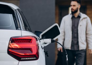 Governo retoma imposto de importação para carros elétricos a partir de 2024
