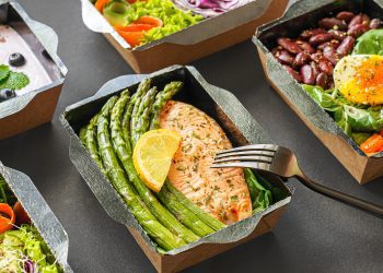 Alimentação saudável, dark kitchens e consolidação do delivery: tendências de 2024 para o foodservice