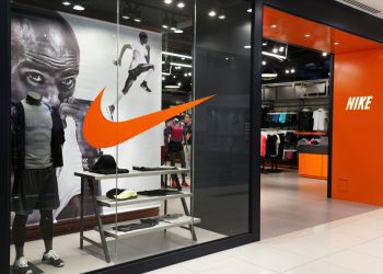 Nike anuncia corte de US$ 2 bilhões em custos e prepara demissões em massa