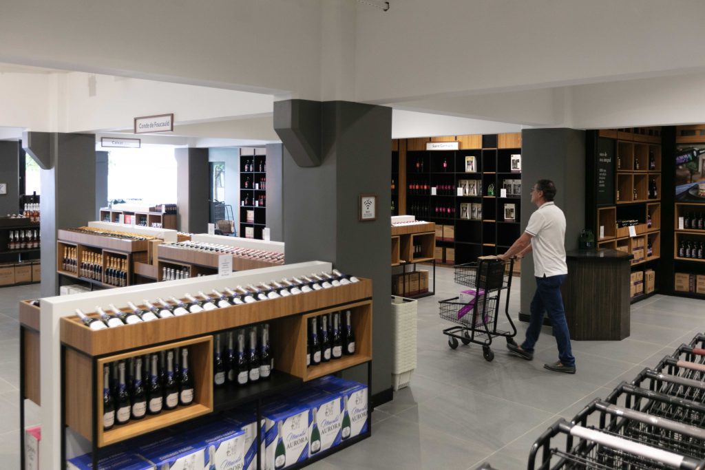 Com investimento de mais de R$ 3 milhões, Vinícola Aurora inaugura loja de vinhos no RS