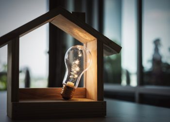 Conta de luz deve subir, em média, 5,6% em 2024, projeta Aneel