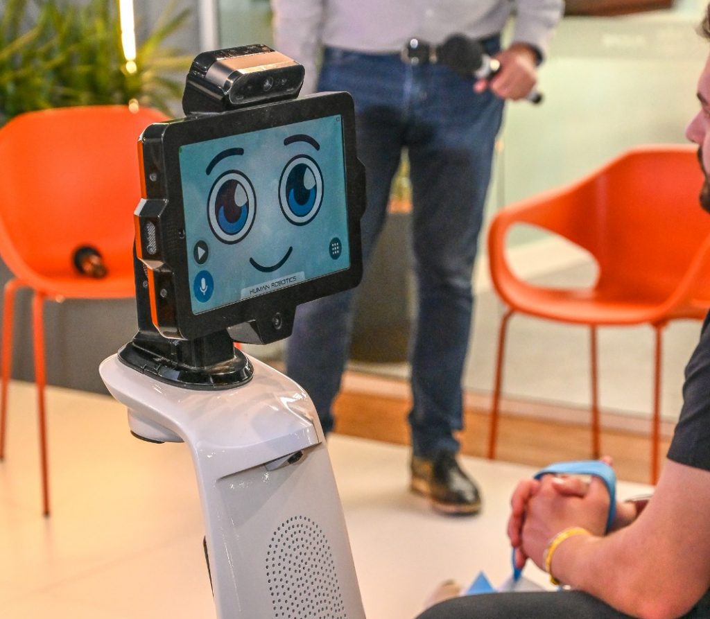 Robô "trabalha" como assistente de compras no Supermarket Blue do Rio de Janeiro