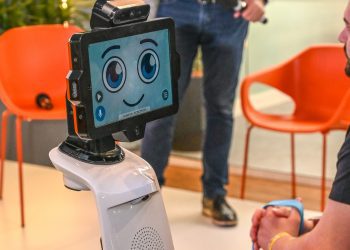 Robô "trabalha" como assistente de compras no Supermarket Blue do Rio de Janeiro