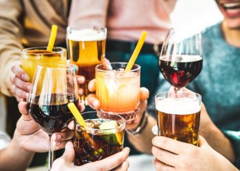 Disputa entre cerveja e destilados sobre taxação vai de teor alcoólico ao peso da dose