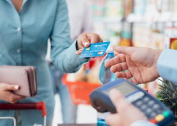 Cartões movimentam R$ 1 trilhão no 3º trimestre, com alta de 10,2% em 1 ano, aponta Abecs