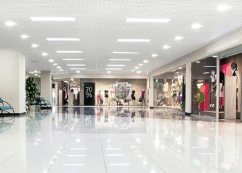 Shoppings têm queda no fluxo de visitas, enquanto lojas de rua registram aumento em abril