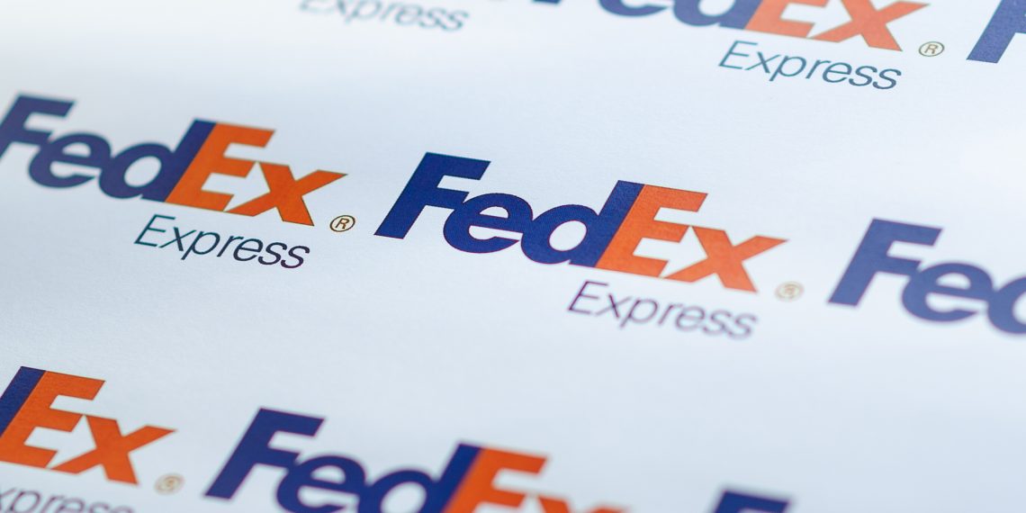 FedEx produz cobertores para doação a partir da reciclagem de tecidos