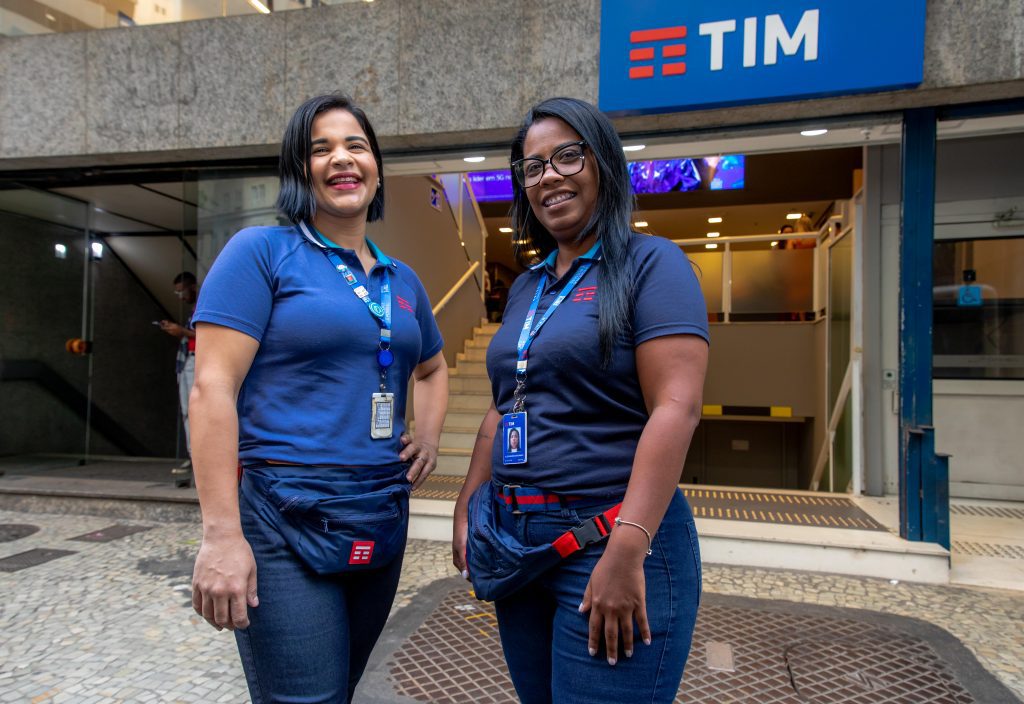 Tim expande projeto que transforma lojas em ambientes mais seguros para mulheres