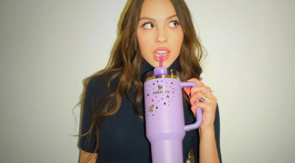 Stanley lança copo em colaboração com Olivia Rodrigo com foco na geração Z