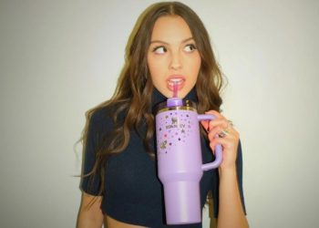 Stanley lança copo em colaboração com Olivia Rodrigo com foco na geração Z