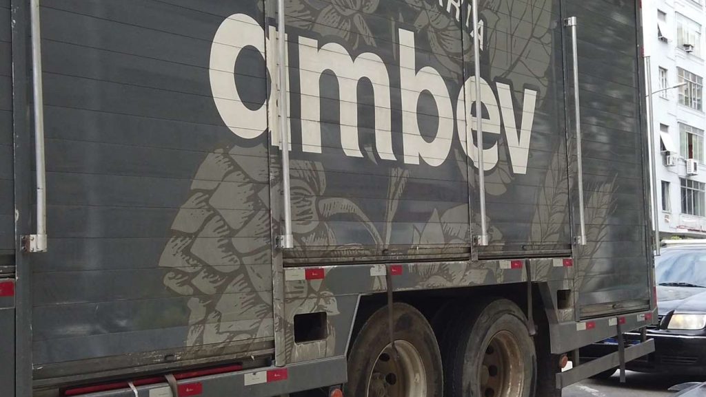 Ambev tem queda de 5,6% no lucro líquido em um ano