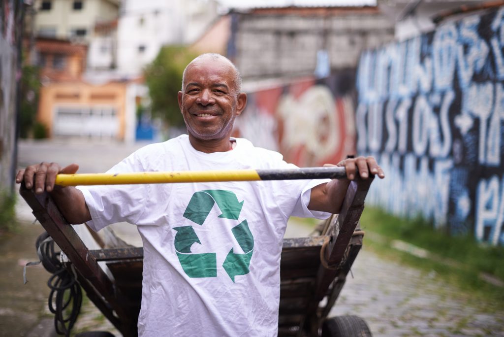 Ambipar anuncia projeto com cooperativa de reciclagem, que prevê catador com triciclo elétrico