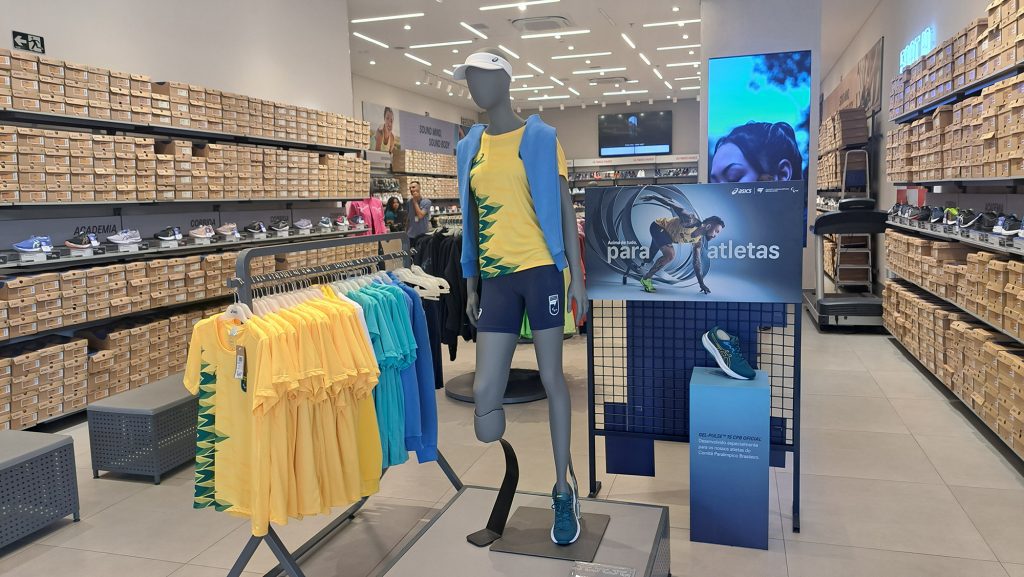 Asics é a primeira marca esportiva no Brasil a vender apenas um pé de tênis para pessoas com deficiência