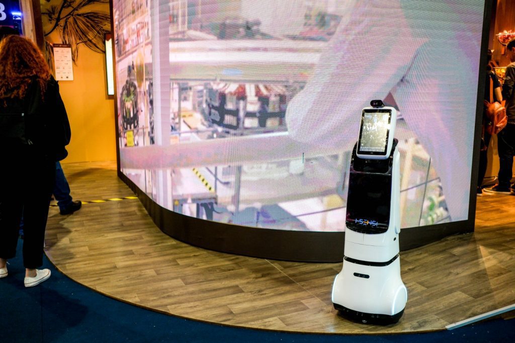 Loja futurista da Cacau Show une experiência física e digital no Latam Retail Show