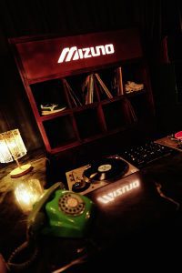 Mizuno lança pop-up no centro de São Paulo para apaixonados por música e estilo