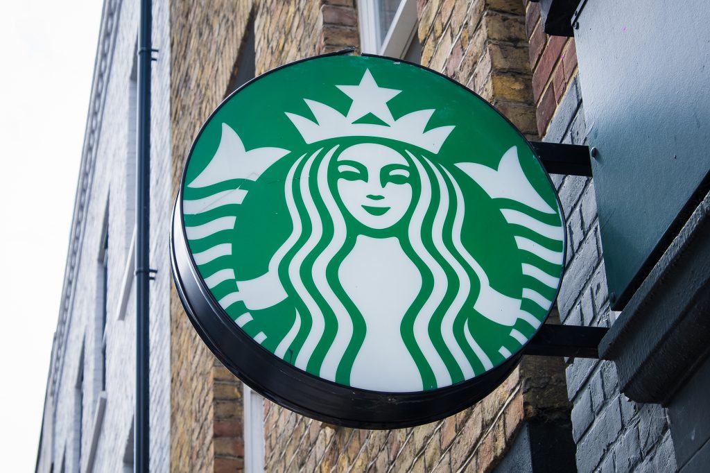 Starbucks intensifica modelo híbrido nos EUA e ameaça demitir quem ficar só em home office